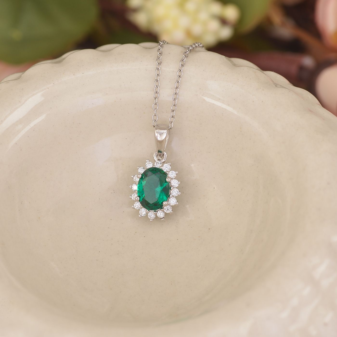 Collier en pierre naturelle posé dans une coupelle en céramique