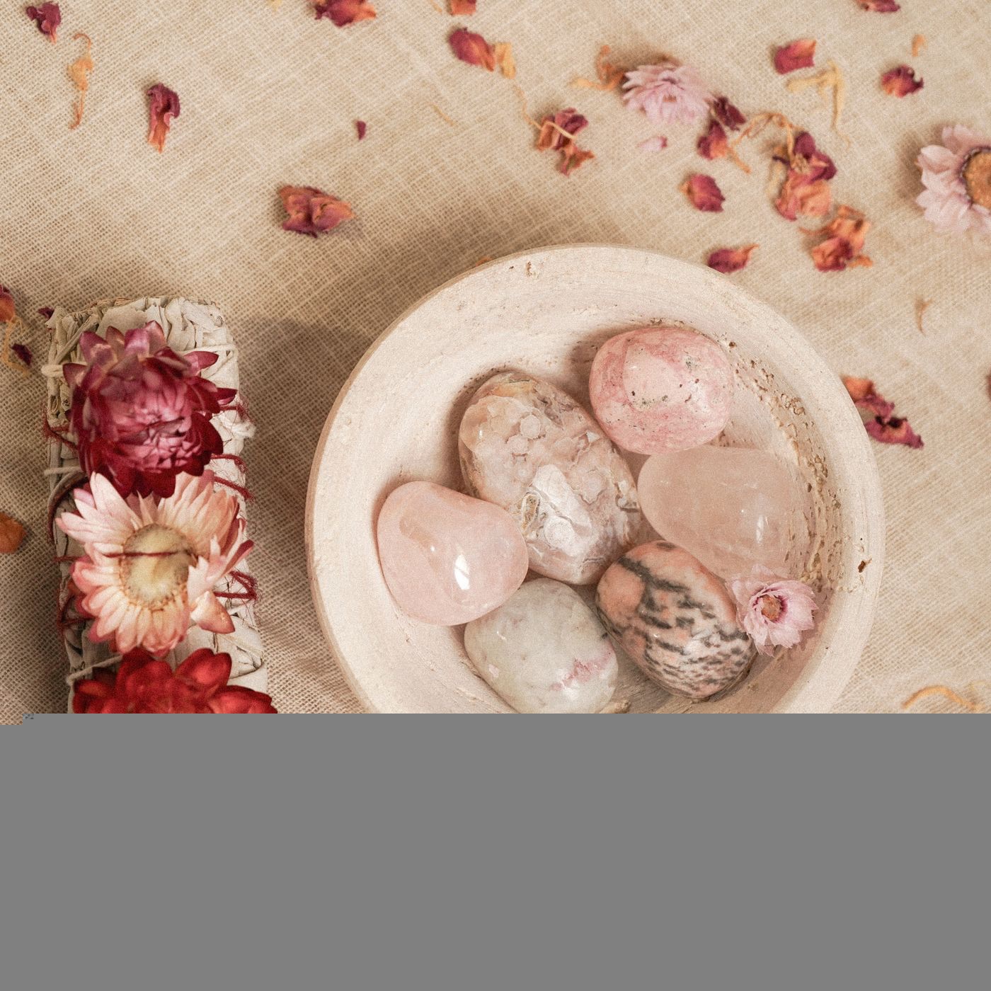 Composition de pierres naturelles et fleurs séchées dans l'atelier de Maya à Essaouira