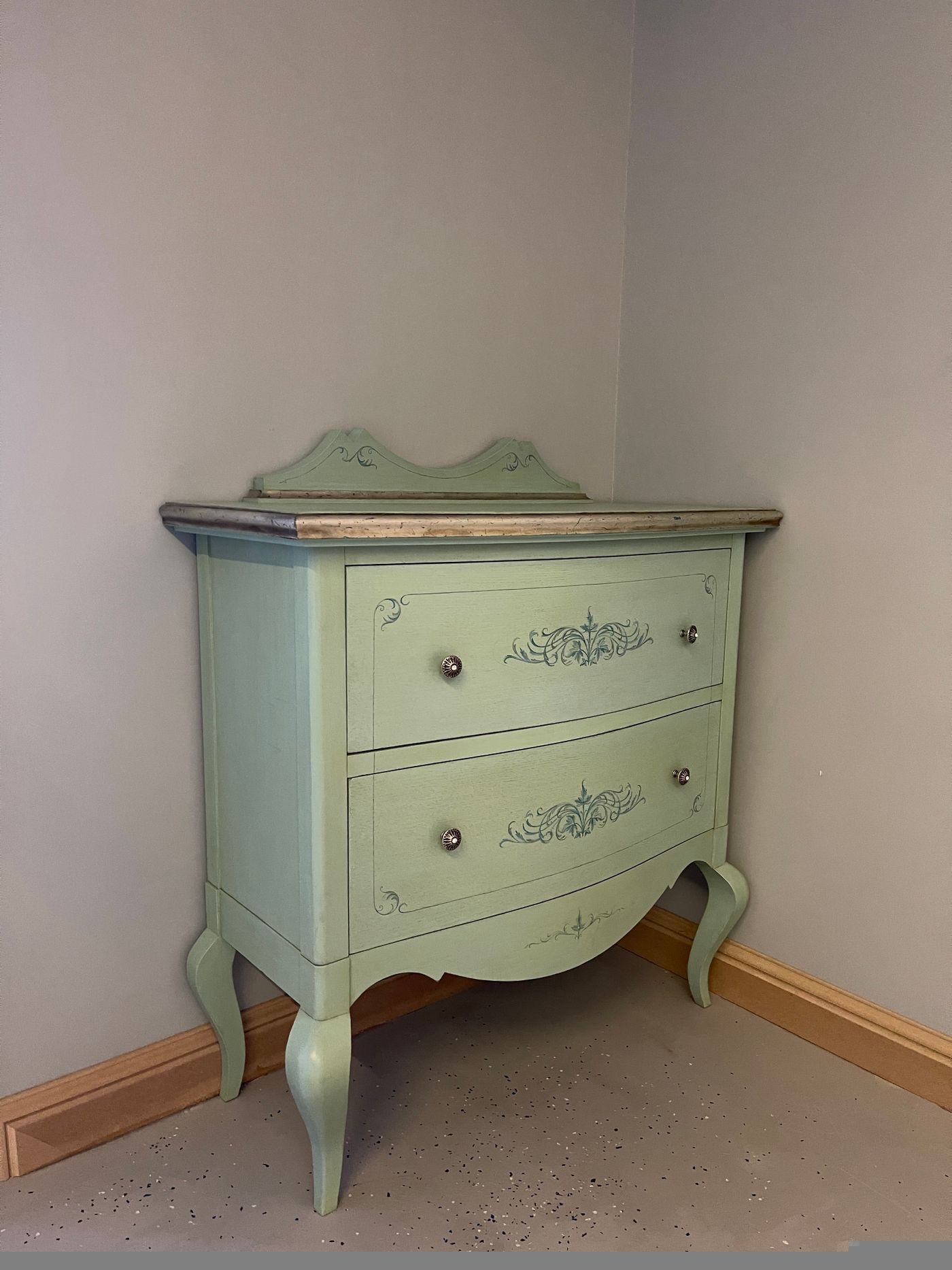 Commode vintage relookée à la main en vert profond